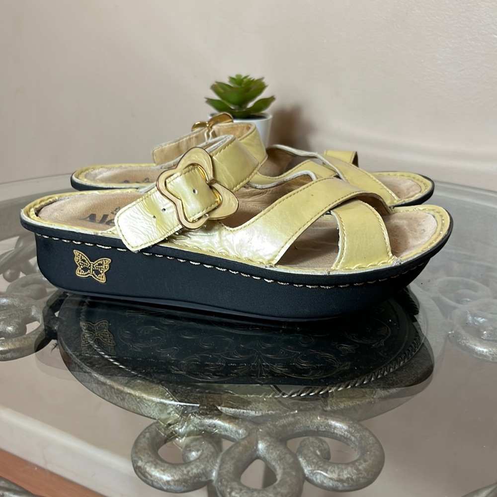 Alegria Bar-120 Yellow/Gold Crisscross platform sandals Size 35 Butterfly Buckle